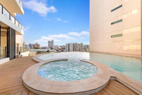 High-Rise Modern Oasis with Pool and City Views, Darwin